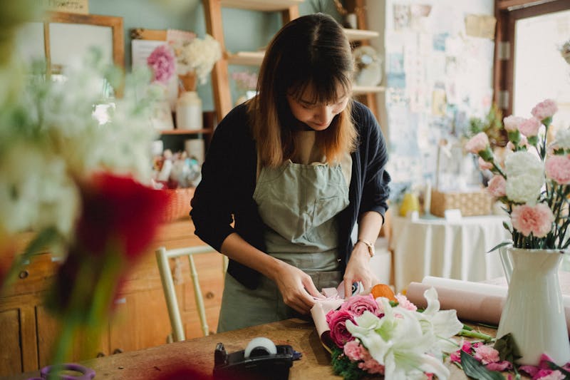 Fleuriste Florajet composant un bouquet